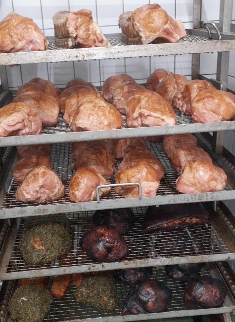 Räucherfleisch in einem Regal