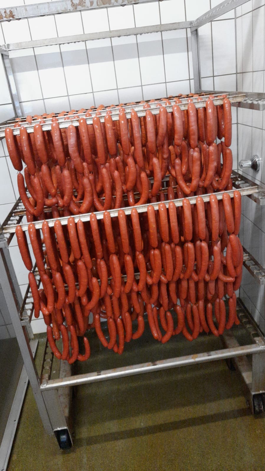 Wurstwaren an Recken aufgehängt