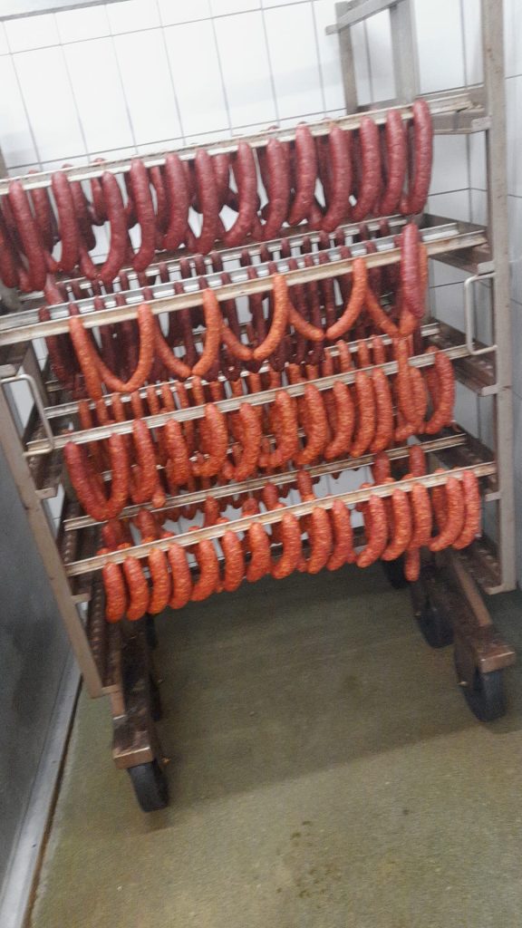 Wurst auf Regalen hängend