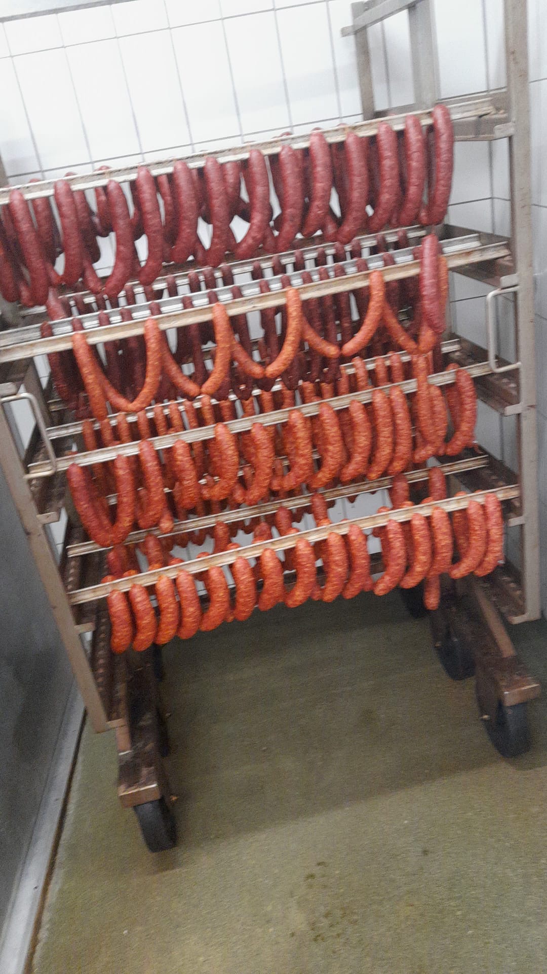 Wurst auf Regalen hängend