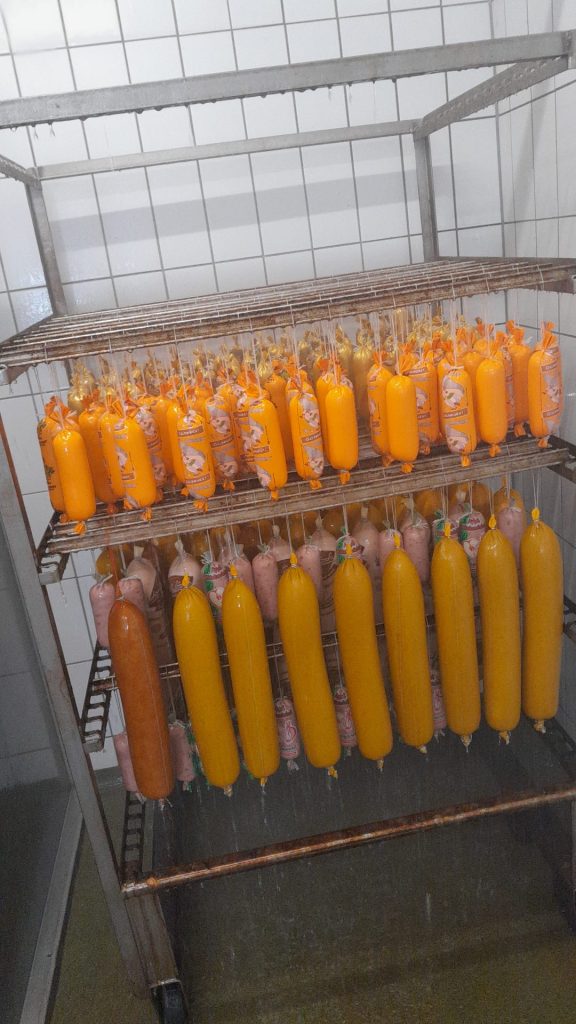Lebende Wurst auf Regalen