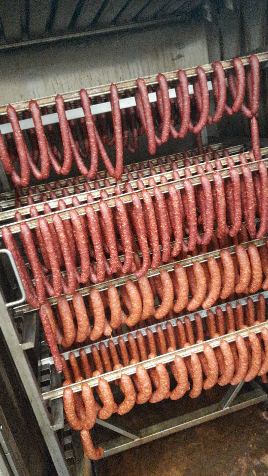 Wurstwaren an Recken aufgehängt