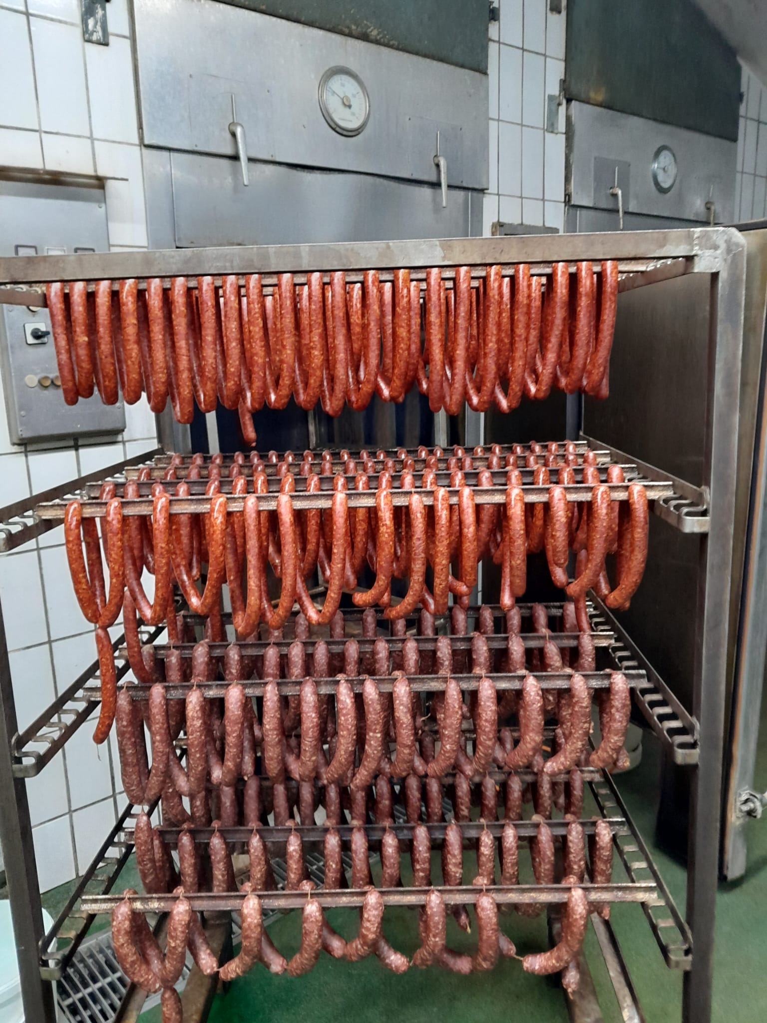 Fleischwurst auf Regalen hängend