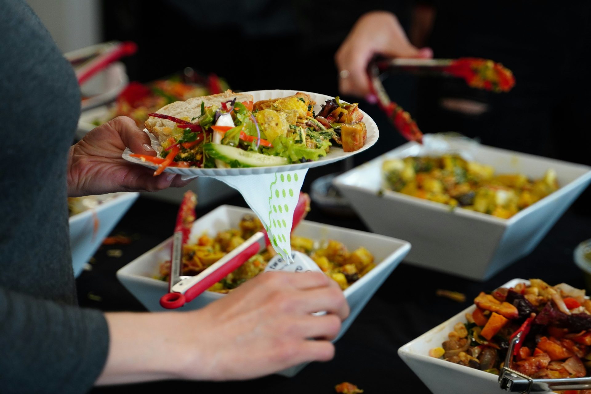 Person hält weiße Keramikschüssel mit Essen